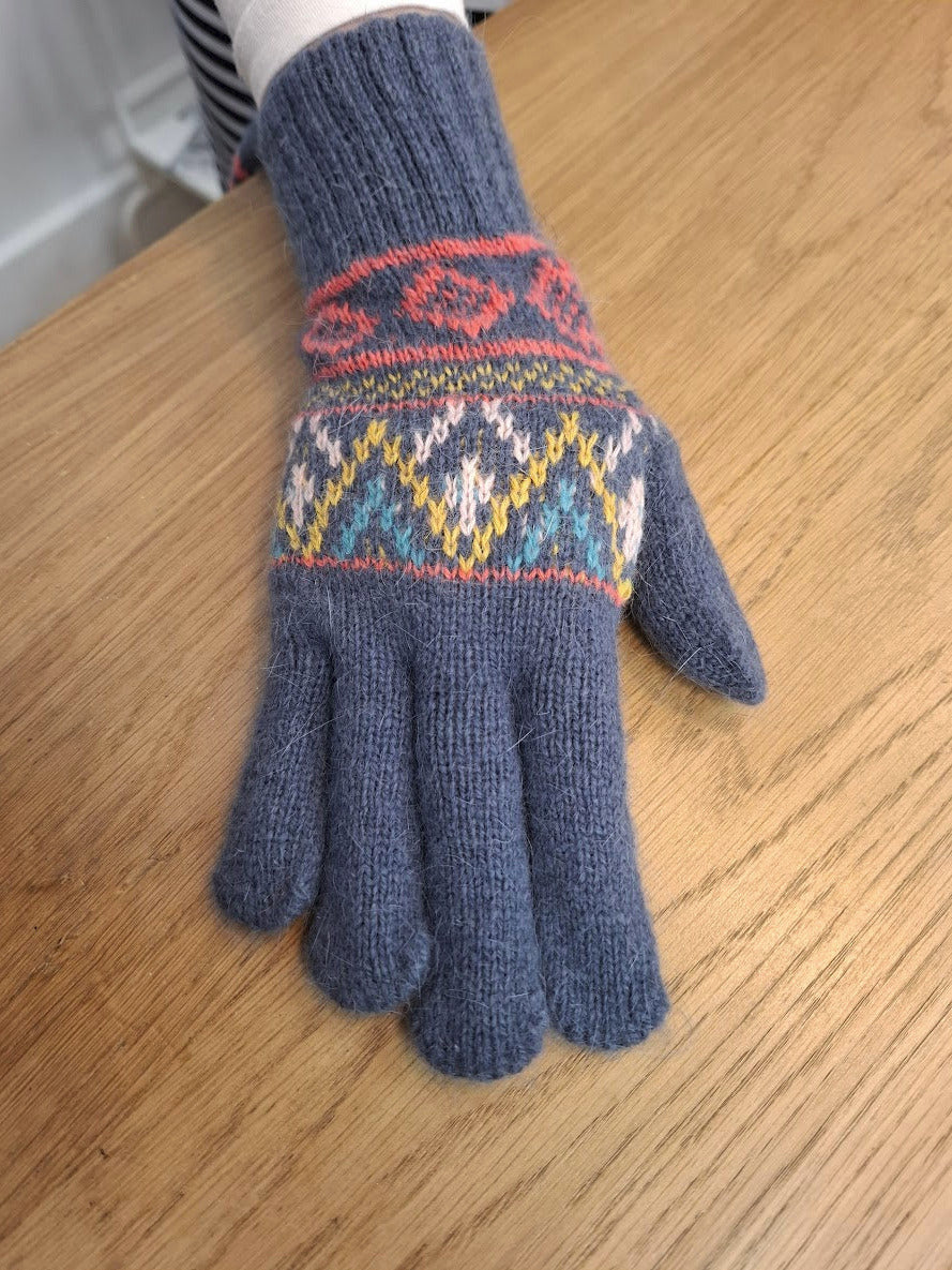 Knitted Gloves With Geometric Pattern